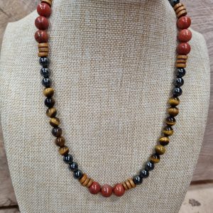Collier ,en jaspe rouge, hématite, œil de tigre ,et bois.
