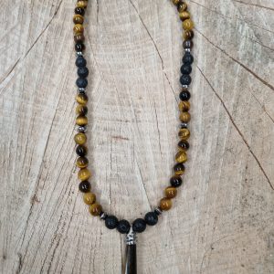 Collier avec pendentif en œil de tigre.