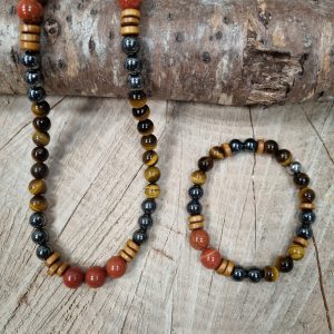 Parure, ou bracelet ,œil de tigre, hématite, jaspe rouge, et bois.